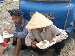 Nẻo đời trên “đảo” ni lông
