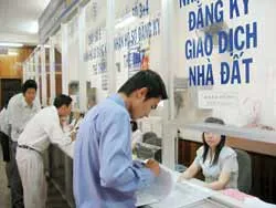 Cấp giấy hồng mới -Tại sao chỉ có quận Tân Phú suôn sẻ?