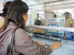 Ngày đầu tiên chuyển đăng ký xe về quận, huyện: người mừng, người thất vọng