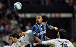 Xích lại gần nhau ảnh 1