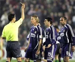 Barca vượt lên, Real bức xúc ảnh 1