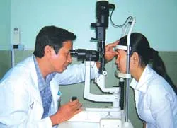 Điều trị tật khúc xạ bằng phẫu thuật LASIK