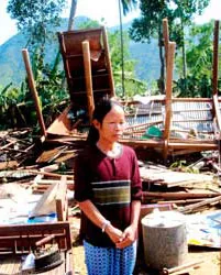 Giúp  dân vùng bị lốc xoáy 300 triệu đồng