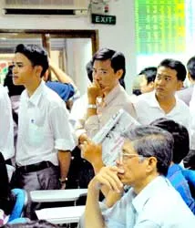 Đặt mua tăng, lệnh bán giảm, nhà đầu tư vẫn toan tính chờ cơ hội...