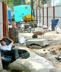 Nhức nhối “hàng rào” giữa phố