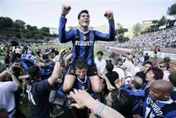 Inter đoạt Scudetto trên sân khách ảnh 1