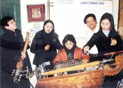 Tiếp nhận hiện vật “Lạc Cầm- hồn Việt”