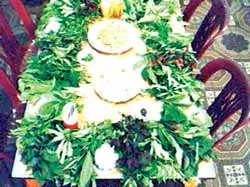 Bàn tiệc gỏi lá.