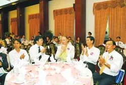 Ông Dominic Criren (ngồi giữa) tại lễ ra mắt báo SGĐTTC. Ảnh: Việt Dũng