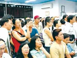 Cầm cự hay tháo chạy?