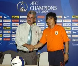 HLV Calisto (ĐTLA) và trợ lý HLV Ma Baogang (Shangdong Luneng) trong buổi họp báo chiều 24-4