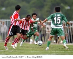 Trận Lâm Đồng (bên phải) gặp Sơn Đồng Tâm ở giải hạng Nhất 2006.