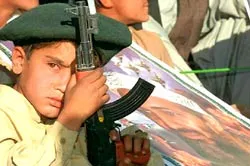 Dùng trẻ em làm đao phủ