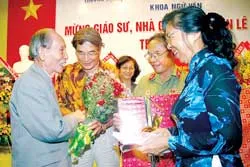 Mừng thầy Lê Trí Viễn 90 tuổi