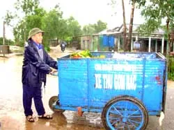 Ngày ngày người lính già vẫn thầm lặng làm sạch môi trường cho bà con lối xóm.