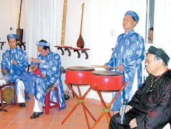 Đem trống, mõ đi gõ xứ người