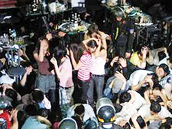 Cả ngàn người ăn chơi sa đọa