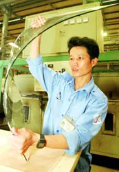 Kính cắt, mài và uốn cong Phú Phong