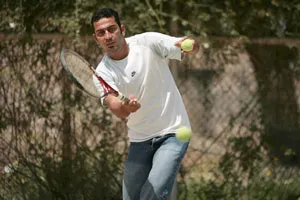 Gồng mình vượt hiểm nguy ảnh 1