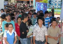 Chen nhau mong thành thần tượng âm nhạc