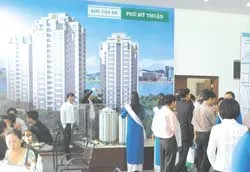 Đông đảo khách hàng đăng ký mua căn hộ Phú Mỹ Thuận trong ngày khai trương nhà mẫu. Ảnh: P.H.