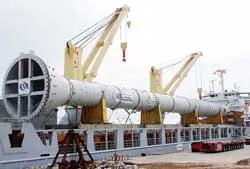 Nhà máy Lọc dầu Dung Quất tiếp nhận thiết bị siêu trường đầu tiên