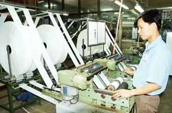 Công ty Paiho (KCN Tân Tạo TPHCM) sản xuất nhiều loại phụ liệu ngành may xuất khẩu. Ảnh: THÀNH TÂM