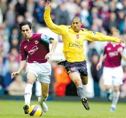 Hậu vệ Gael Clichy (phải, Arsenal)bám sát tiền vệ West Ham Yossi Benayoun.