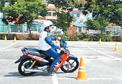 Kỹ năng giữ thăng bằng xe và cua vòng