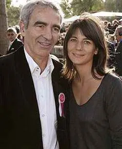 Dám đụng đến vợ HLV Domenech