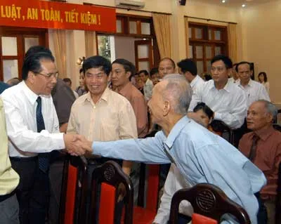 Tổng Bí Thư Nông Đức Mạnh gặp gỡ cử tri tại điểm bỏ phiếu số 4, phường Quán Thánh, Quận Ba Đình, Hà Nội