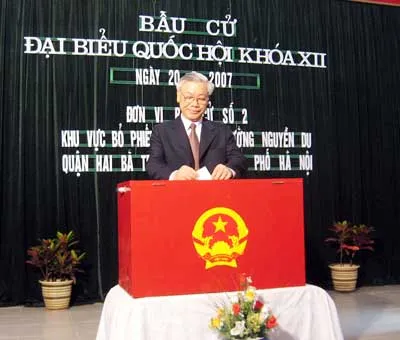 Chủ tịch Quốc hội Nguyễn Phú Trọng bỏ phiếu tại điểm bầu cử số 3, phường Nguyễn Du (58 Nguyễn Du, Hà Nội)