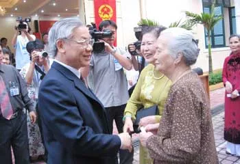 Chủ tịch Quốc hội Nguyễn Phú Trọng gặp gỡ cử tri tại điểm bỏ phiếu số 3, phường Nguyễn Du (58 Nguyễn Du - Hà Nội)