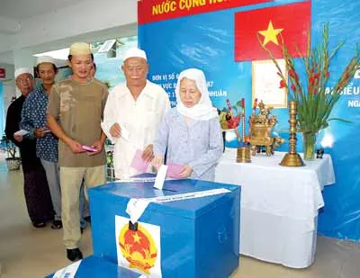 Đồng bào các dân tộc trong ngày hội bầu cử Quốc hội khóa XII
