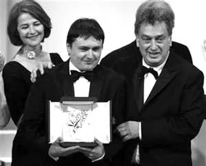 Phim “4 tháng, 3 tuần và 2 ngày” đoạt Cành cọ Vàng