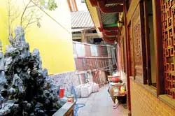 Một di tích văn hóa lịch sử đang bị xâm lấn