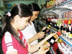 Nước tương ngoại tràn ngập siêu thị