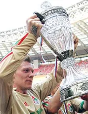 Gãy... cúp vì ăn mừng