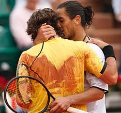 Gãy... cúp vì ăn mừng ảnh 2