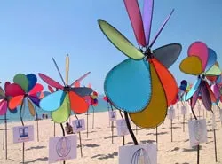 Nha Trang: 100 chiếc chong chóng khổng lồ trên bãi biển