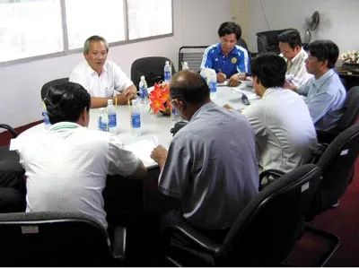Phó CT Liên đoàn Bóng chuyền TPHCM Đoàn Hữu Thành (ngồi giữa)trong cuộc họp giải trình với báo giới chiều 13-6.Ảnh: Nguyễn Nhân