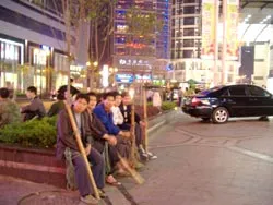 Chờ việc với chiếc đòn gánh