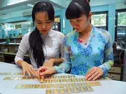 Giữ vàng, VNĐ hay USD?