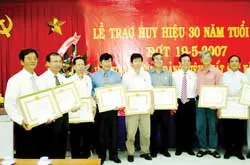 14 đảng viên Báo SGGP nhận Huy hiệu 30 năm tuổi Đảng