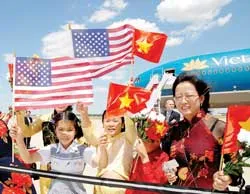 Đông đảo kiều bào quận Cam (California) nồng nhiệt chào mừng Chủ tịch nước Nguyễn Minh Triết ảnh 2