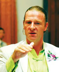 Tổng Giám đốc Dragon Capital, ông Dominic Scriven: Chuyên nghiệp vẫn chưa đủ