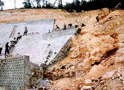 Lũ xói đường dẫn cầu Bãi Cháy (Hạ Long - Quảng Ninh), khẩn cấp vá lại vết nứt