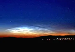 Mây phát sáng trong đêm tối