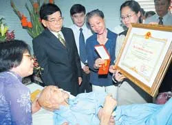 Trao tặng đồng chí Trần Nam Trung Huân chương Sao Vàng