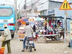 Cho thuê nón bảo hiểm… vượt trạm!